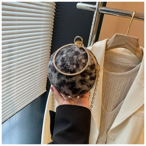 Detail der Leoparden-Abendtasche mit kristallbesetztem goldenem Ringgriff