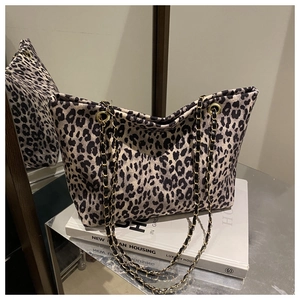 Dettaglio della borsa tote leopardata con catena dorata e trama del tessuto rifinita
