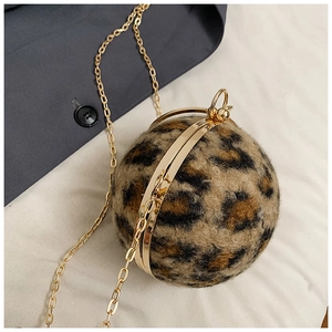 Detail der flauschigen Kugel-Handtasche mit Leopardenmuster und goldenem Verschluss