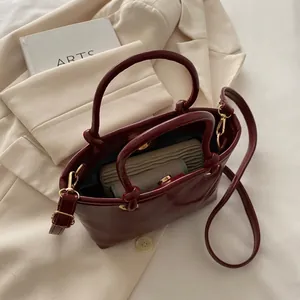 Burgunderrote Beuteltasche aus Leder mit großem Innenraum und verstellbarem Riemen