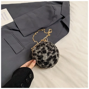 Details der kugelförmigen Plüschhandtasche mit Leopardenmuster und Goldkette