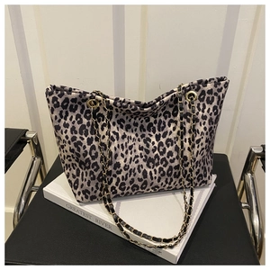 Dettaglio della borsa leopardata con catena in metallo dorato e tracolla in pelle