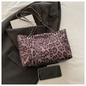Dettaglio della borsa tote leopardata con catena in metallo dorato e spalline in pelle