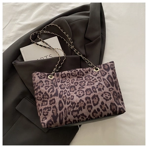 Dettaglio della borsa leopardata con catena dorata e fondo in pelle nera
