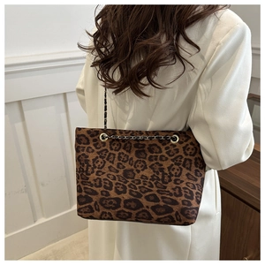 Vista posteriore dettagliata di una grande borsa tote leopardata con catena dorata