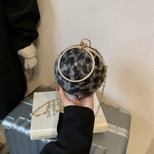 Sphärische Leoparden-Plüschhandtasche mit goldenem Ringgriff und Kettenriemen für Damen