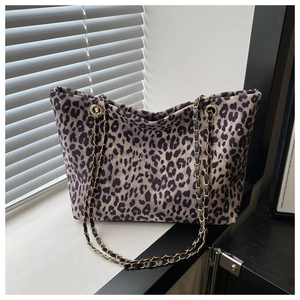 Dettaglio della borsa leopardata con catena dorata e tracolla in pelle intrecciata