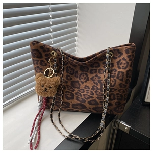 Dettaglio borsa shopper leopardata con catena dorata e ciondolo orsetto marrone