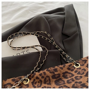 Dettaglio borsa shopper leopardata con tracolla a catena dorata e texture in ecopelliccia