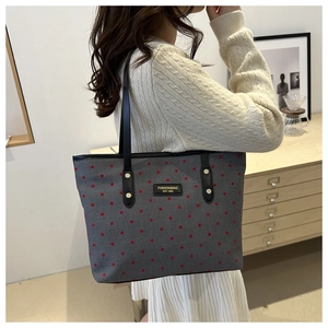 Sac fourre-tout gris à pois rouges avec anses en cuir noir pour un style décontracté