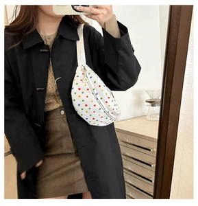 Selfie de espejo mostrando el ajuste y tamaño del bolso bandolera de flores con ropa casual