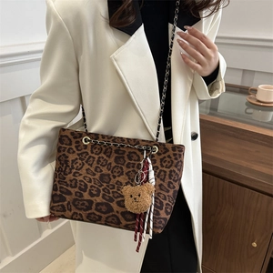 Modische Leoparden-Einkaufstasche mit Metallkette und Plüschbär-Anhänger für Damen