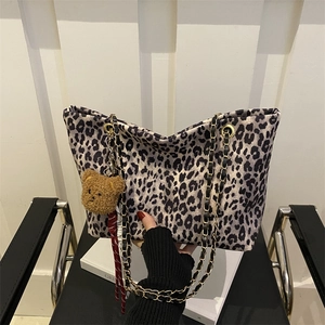 Große Leoparden-Einkaufstasche mit Plüschbär-Anhänger und Metallketten-Schultergurt