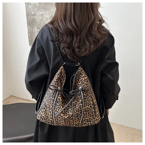 Vista detallada trasera del bolso tote de leopardo con lazo y correas negras con cremallera