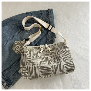 Dettaglio della borsa tote jacquard a righe verde oliva con mini pochette tonda e tracolla