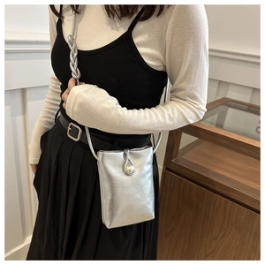 Mini sac à bandoulière argenté pour téléphone avec fermoir perle et sangle tressée