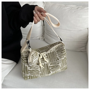 Dettaglio borsa tote jacquard a righe verdi con pochette rotonda e tracolla larga