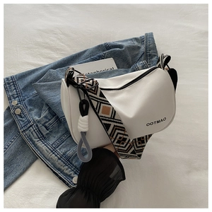 Detail of white Oxford fabric crossbody bag with geometric wide strap and zipper closure