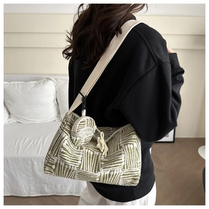 Dettaglio della borsa tote jacquard a righe verdi e bianche con mini astuccio abbinato