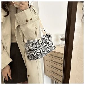 Selfie allo specchio con borsa tote a righe in tela con tracolla regolabile e coulisse