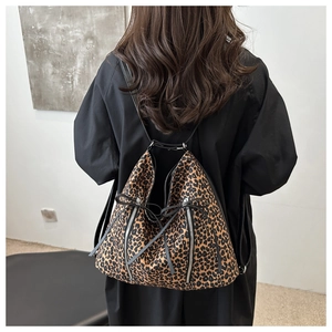 Vista posteriore dettagliata della borsa tote leopardata con fiocco nero e zip argento