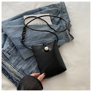Mini sac à bandoulière noir avec fermeture à perle élégante et fine lanière tressée