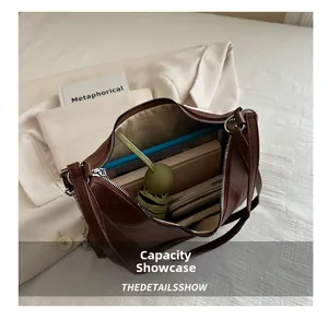 Vue de dessus de l'intérieur du sac en cuir marron montrant sa grande capacité de stockage
