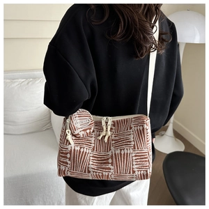 Dettaglio della borsa hobo a righe intrecciate con mini portamonete rotondo staccabile