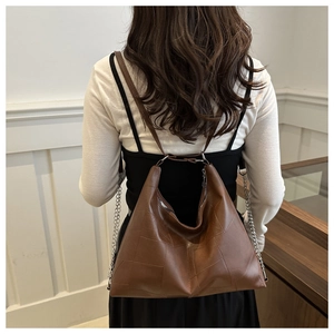 Sac fourre-tout marron en cuir avec coutures patchwork et détail de bandoulière en chaîne