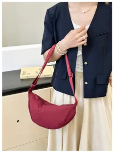 Borsa a spalla a mezzaluna in nylon rosso scuro con tracolla regolabile per il lavoro