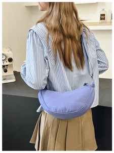 Vista dettagliata della borsa a mezzaluna lavanda indossata con un outfit casual