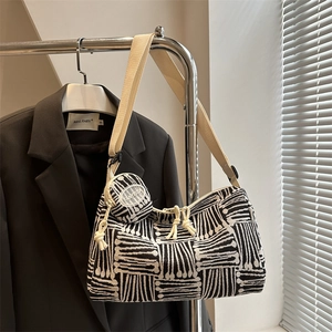 Borsa tote a righe con mini pochette su gruccia, design urbano dal gusto minimal