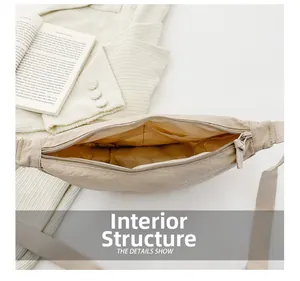 Struttura interna della borsa a tracolla in tela beige con zip e tasca interna