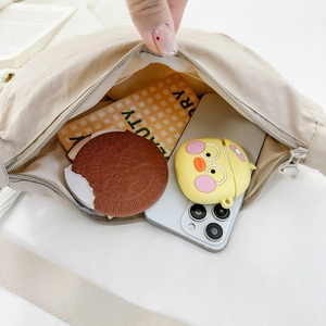 Borsa a tracolla a mezzaluna in nylon beige con ampia tracolla regolabile