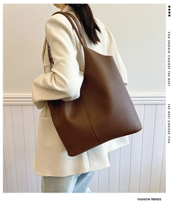 Dettaglio della borsa tote marrone scuro con trama in pelle martellata e design capiente