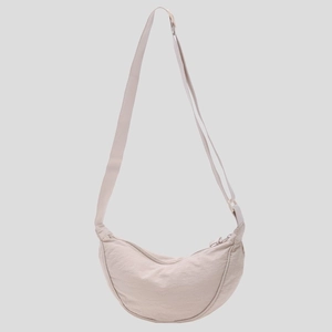 Borsa a tracolla a mezzaluna in nylon crema con tracolla regolabile e zip superiore