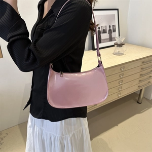 Sac baguette en cuir rose brillant avec bandoulière minimaliste pour femmes élégantes