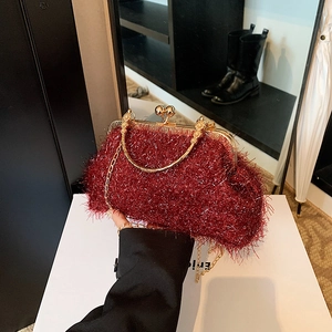 Sac coquille bordeaux scintillant avec fermoir doré et bandoulière chaîne