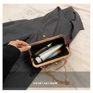 Sac pochette matelassé rouge avec chaîne dorée et vue sur la capacité intérieure