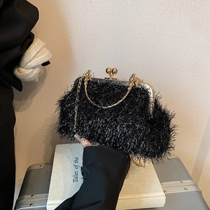 Sac de soirée noir à plumes avec fermoir sphère dorée et bandoulière en chaîne d'or