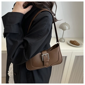 Borsa baguette in pelle marrone stile francese con fibbia argento portata a spalla
