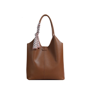 Borsa tote marrone in pelle martellata dal design vintage con sciarpa decorativa