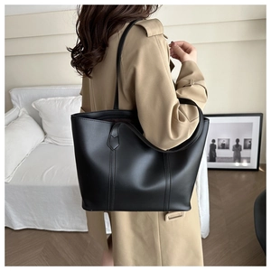 Detail der minimalistischen schwarzen Leder-Shopper-Tasche mit verstärkten Nähten