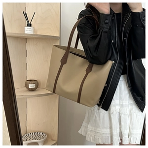 Spiegelselfie der großen beigen Shopper-Tasche mit braunen Henkeln für Stil und Größe