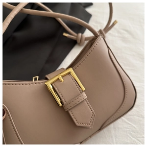 Détail du sac bandoulière beige en cuir avec boucle carrée en métal doré poli