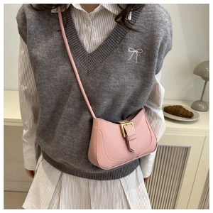 Sac à bandoulière rose en similicuir avec boucle dorée et coutures élégantes