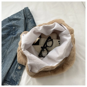 Vue de dessus de l'intérieur du grand sac fourre-tout en peluche avec objets