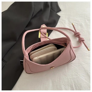 Vue de dessus de l'intérieur du sac baguette rose avec espace pour téléphone et portefeuille