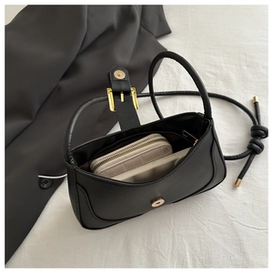 Vue intérieure d'un sac noir montrant l'espace pour téléphone et portefeuille