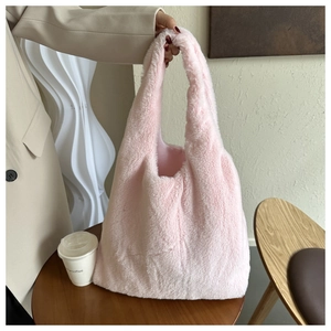 Gros plan d'un sac cabas en peluche rose montrant sa texture douce et moelleuse